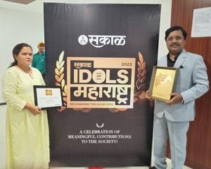 Dr. Shrimali receiving the Sakal 'Idols of Maharashtra' 2022 award