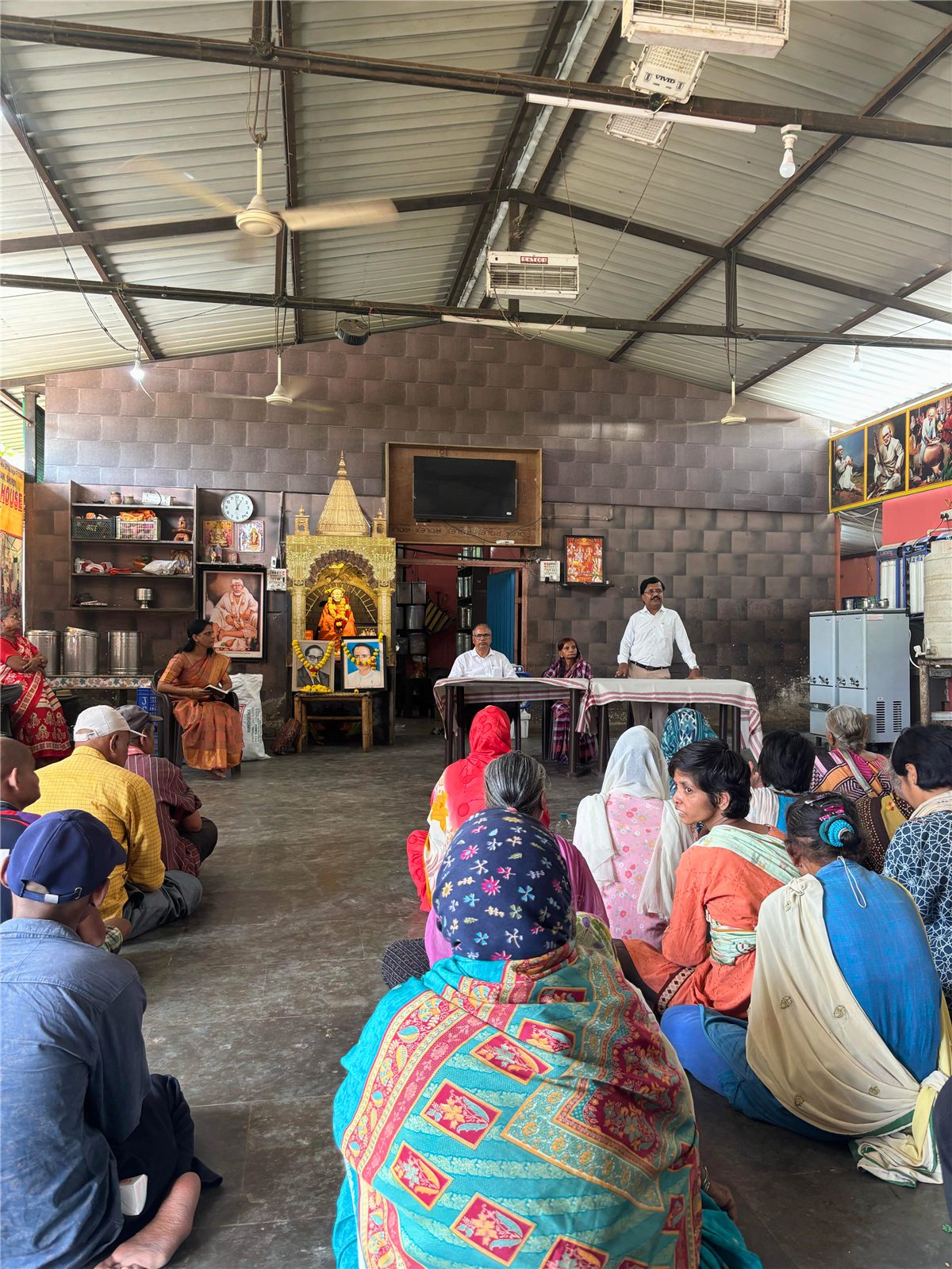 Dr. Shrimali addressing patients at the Shirdi homeopathy consultation camp